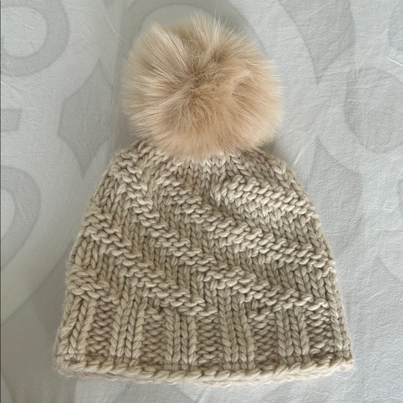 Kyi Kyi Canada Knit winter hat with Faux Fur Pomp - Picture 1 of 5